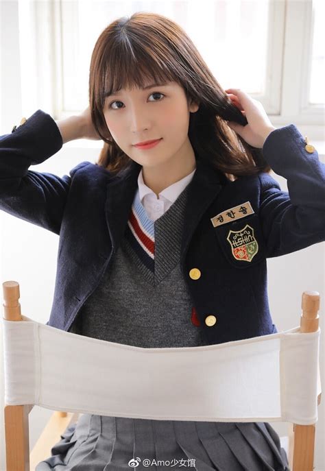 礼炮鸣响，国旗护卫队擎国旗出场！